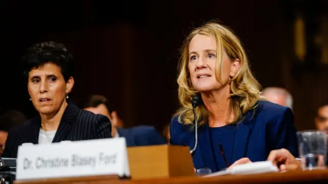 પ્રોફેસર ક્રિસ્ટીન બ્લેસી ફોર્ડ પોતાનાં વકીલ સાથે