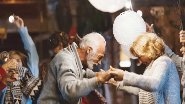 Pareja de la tercera edad bailando.