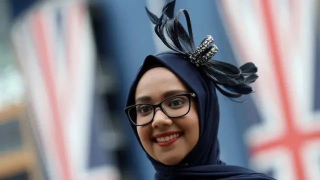 женщина в исламском платке и фасинаторе