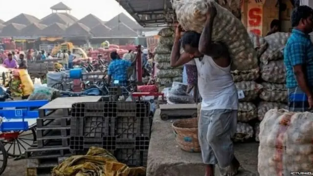 90 ਫ਼ੀਸਦ ਤੋਂ ਵੱਧ ਕਿਸਾਨ ਆਪਣਾ ਉਦਪਾਦ ਮੰਡੀ ਵਿੱਚ ਵੇਚਦੇ ਹਨ।