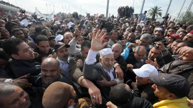 راشد غنوشی که حزب اسلامگرای "النهضه" را در دهه ۸۰ میلادی تاسیس کرده بود، بعد از سقوط بنعلی، بعد از ۲۲ سال تبعید در میان استقبال پرشور هوادارانش به تونس بازگشت