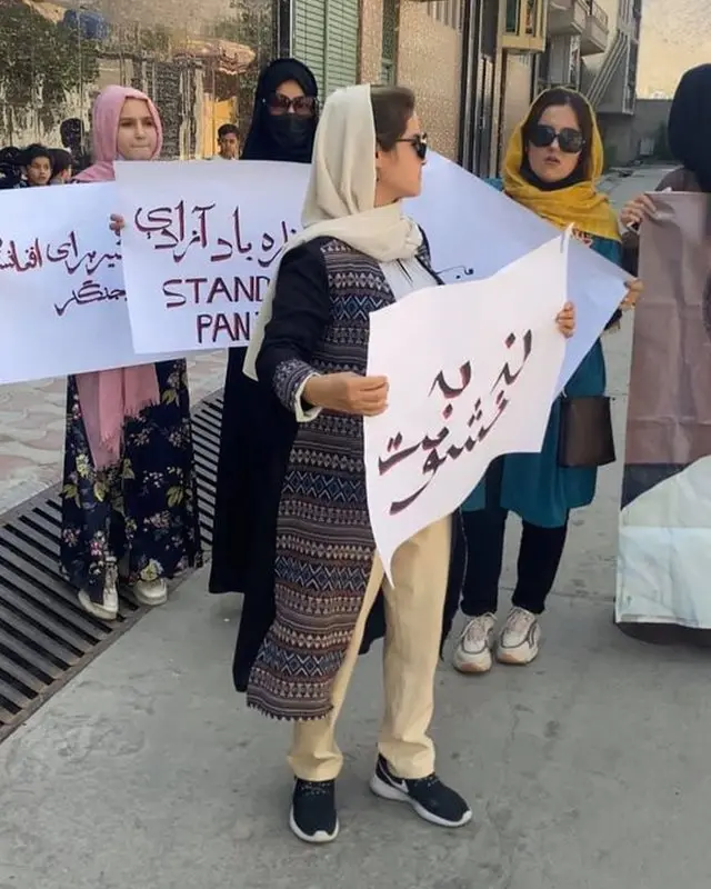 تمنا زریاب پریانی،‌ به طور مداوم عکس‌های از گردهم‌آیی‌های اعتراضی زنان را منتشر می‌کرد