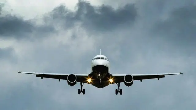 Un avión en pleno vuelo