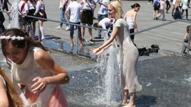 Випускники біля фонтану на Майдані Незалежності