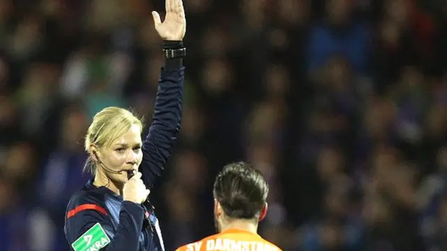 Elle arbitrait déjà en deuxième division, et a été quatrième arbitre plusieurs fois en D1.