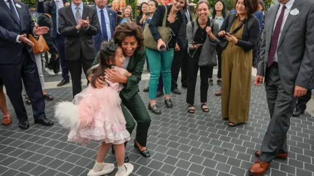 在上海迪士尼樂園,雷蒙多擁抱了一個小姑娘。