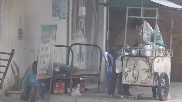 เตียงเก่าที่ถูกดัดแปลงมาเป็นที่นั่งหลังรถเข็นขายก๋วยเตี๋ยว คือจุดที่มีผู้เห็นเหตุกาณ์ว่าวันเฉลิมถูก "อุ้ม" ไปจากตรงนี้