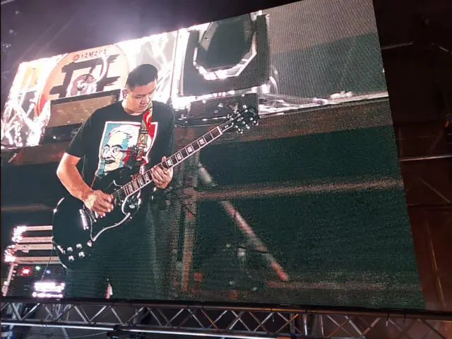 สมาชิกวง Lomosonic ยังสวมใส่เสื้อที่มีภาพของนายสมศักดิ์ เจียมธีรสกุล