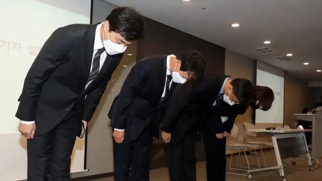 서창석 KT 네트워크 혁신 TF장과 임원진들이 1일 서울 KT 광화문 West사옥 대회의실에서 인터넷 장애 관련 '재발방지대책 및 보상안' 발표에 앞서 인사를 하고 있다