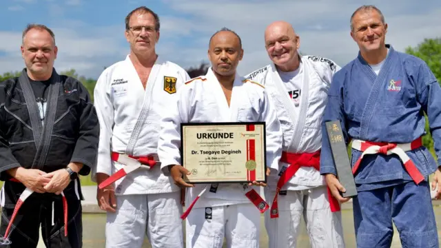 ጸጋዬ ደግነህ ከጓደኞቻቸው ጋር