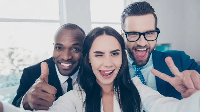 Tres amigos tomándose un selfie