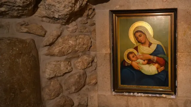 మేరీ మాత తన బిడ్డకు పాలిస్తున్నప్పుడు కొన్ని పాల చుక్కలు రాలి పడి ఎర్రటి రాళ్లతో నిండి ఉన్న ఈ స్థలం తెల్లగా మారిపోయిందని చెప్తారు