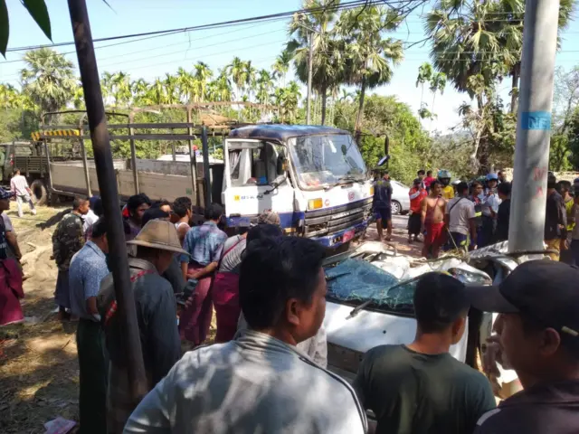 ကားကျော်တက်ပြီး ယာဉ်ကြောထဲ ပြန်ဝင်ချိန်မှာ ကားတိုက်မှု ဖြစ်ခဲ့