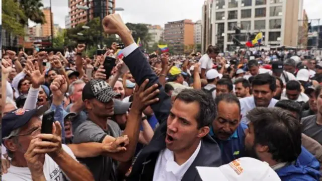 خوان گایدو رهبر مخالفان در میان جمعیت بزرگ تظاهرکنندگان در روز چهارشنبه