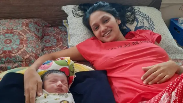 કોમલ પુત્ર ખુશ સાથે