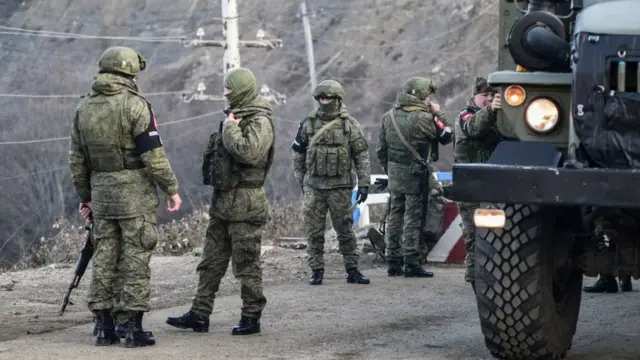 Російські миротворці стоять біля вантажівки