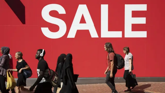 চলে ক্রয় বিক্রয়ের প্রতিযোগিতা।