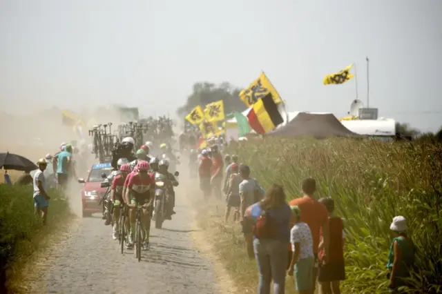 La etapa atravesó gran parte del recorrido de la clásica París–Roubaix, en la frontera con Bélgica.