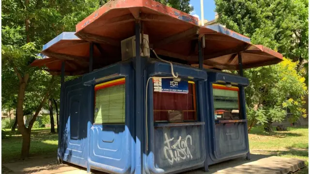 Plavi kiosk nalik na prethodnike