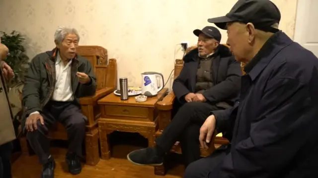 王琪的84岁高龄的大哥王致远(中)和其他很多亲属