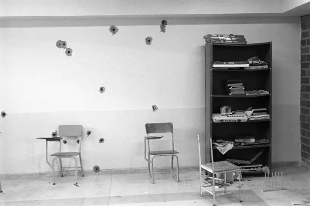 Mermilerin delik deşik ettiği bir okul