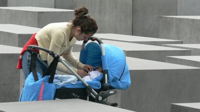 Mujer con bebé en el memorial