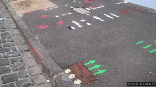 En code ouvrier du bâtiment ; le rouge signifie électricité, le bleu signale l'eau, le vert peut être les réseaux CCTV ou câblés et le blanc, les télécommunications