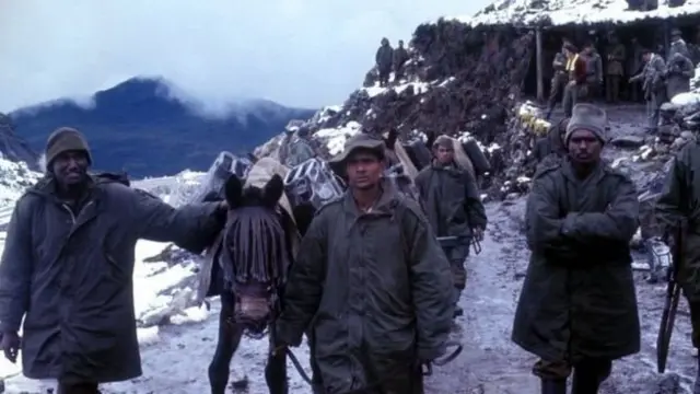 سکم کی سرحد پر تعینات انڈین فوجی