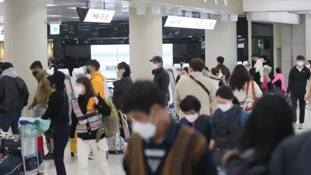 일상 회복에 대한 기대감에 공항이 북적이기도 했다