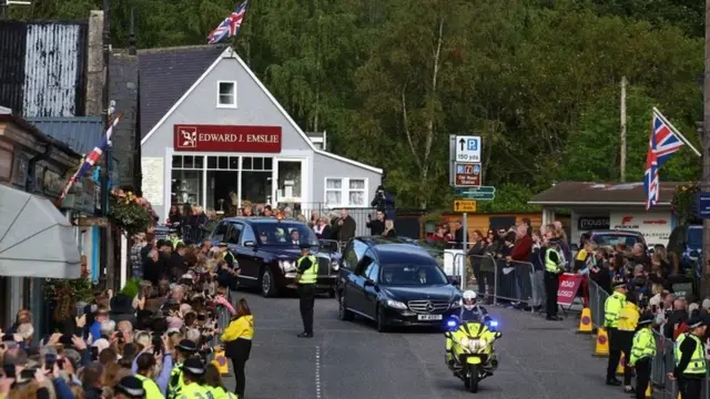 女王灵柩经公路前往爱丁堡