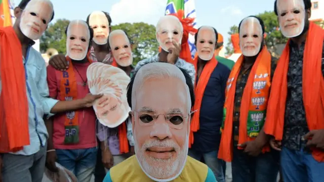 మోదీ మాస్కులతో కార్యకర్తలు
