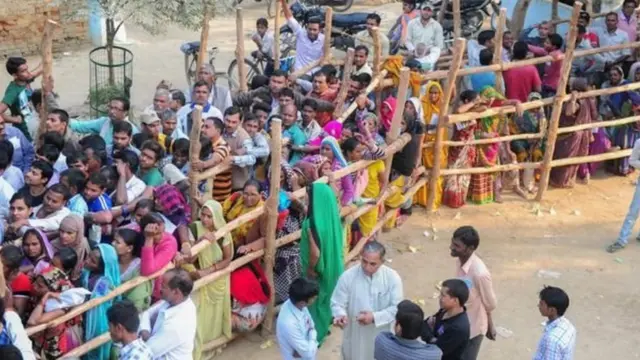 बैंक के आगे कतार