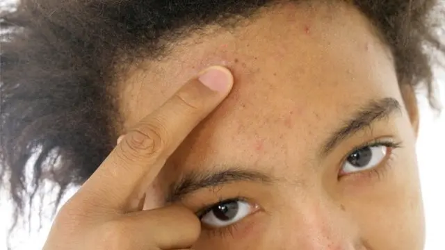 Әдемі секстегі әдемі қыздар Ол оргазмнан дірілдеп тұр.