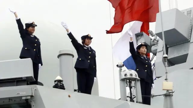 Các nữ thủy thủ của Hải quân Quân Giải phóng (PLAN) vào cảng Kaliningrad của Nga trong chuyến diễn tập chung ở Biển Baltic