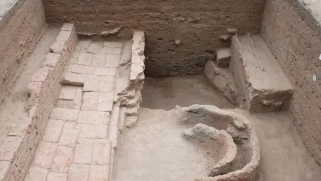 "கீழடியில் பல இடங்களில் இரட்டை அடுப்புகள் கிடைத்துள்ளன. அவை எதற்காகப் பயன்படுத்தப்பட்டன என்பது தெரியவில்லை."