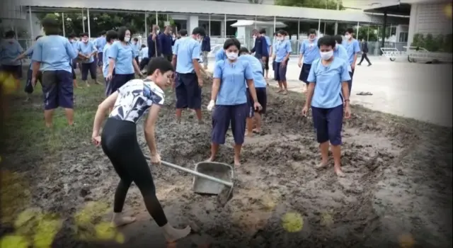 ในสารคดี รอยยิ้มในเรือนจำ ที่ฉายในข่าวพระราชสำนัก เจ้าคุณพระสินีนาฏ พิลาสกัลยาณี ทรงร่วมขุดดินปั้นโคก หนอง นา ร่วมกับ ผู้ต้องขัง