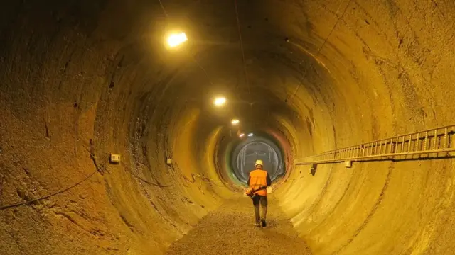 Photo 2. ဆွီဒင်မှာ စမ်းသပ်မှုတွေကို အိုစကာရှမ်ဒေသက အက်စပို ကျောက်မာ စမ်းသပ်ခန်းမှာ ပြုလုပ်နေ