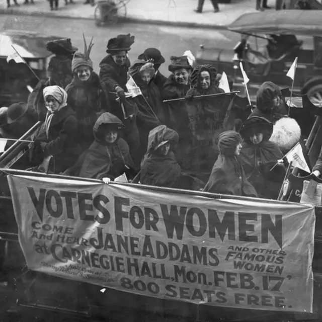 Activistas del Movimiento por el Sufragio Femenino en las calles de Nueva York, en 1913.