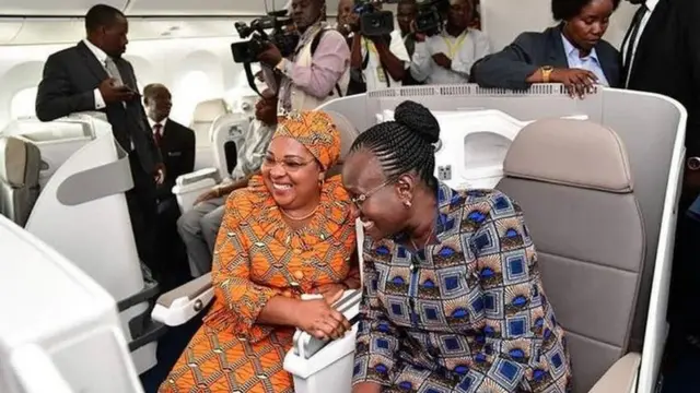 Baadhi ya maafisa waliobahatika kupanda ndege hiyo muda tu ilipowasili kutoka Marekani