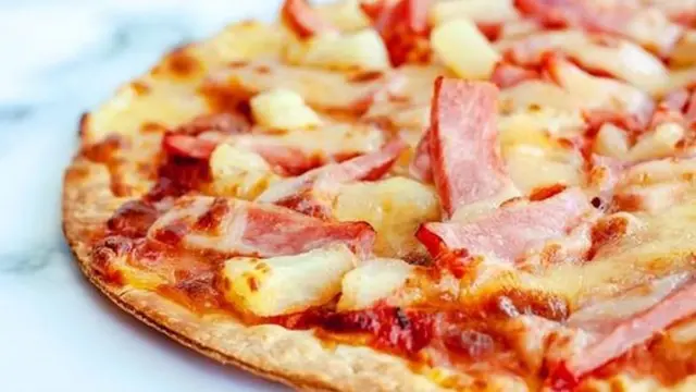 Pizza recheada com queijo e calabresa