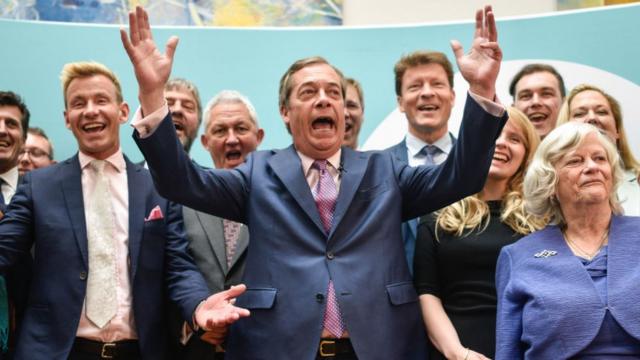 2019年5月欧洲议会选举中，法拉奇（中）领导的英国"脱欧党"赢得不少席位