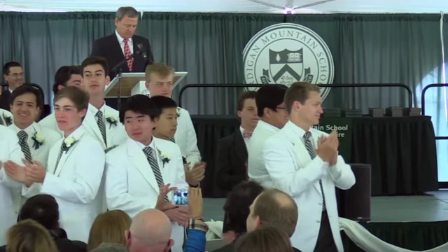 El juez John Roberts y los alumnos de la escuela Cardigan Mountain.