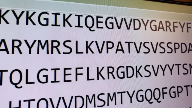 Secuencia del genoma del coronavirus proyectada en una pantalla