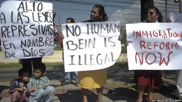 अल सल्वाडोरच्या नागरिकांनी अमेरिकेत निदर्शने केली.