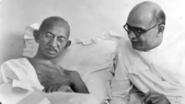 મહાત્મા ગાંધી પોતાના સચિવ મહાદેવ દેસાઈ સાથે