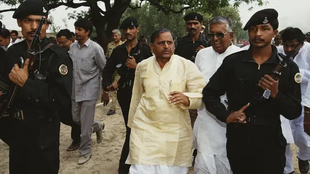 साल 1996 में मुलायम सिंह यादव ने पहली बार मैनपुरी से लोकसभा चुनाव लड़ा और यूनाइटेड फ़्रंट की सरकार में रक्षा मंत्री चुने गए. वे 1996 से 1998 तक देश के रक्षा मंत्री बने रहे.