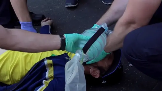 Un hombre atendido por los servicios de emergencia.