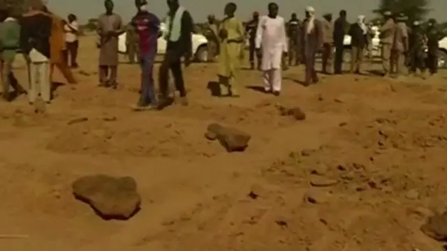 Tombes fraîchement creusées dans la zone où les djihadistes présumés ont tué 100 personnes au Niger, 3 janvier 2021