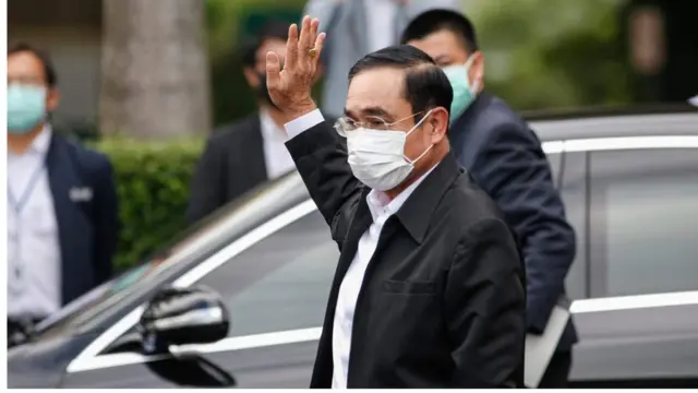 นายกฯ ถูกถามเรื่องการลาออกของ รมช.เกษตรฯ ในระหว่างตรวจเยี่ยม รพ.สนามสำหรับผู้ป่วยไอซียู ที่ รพ.ปิยะเวท