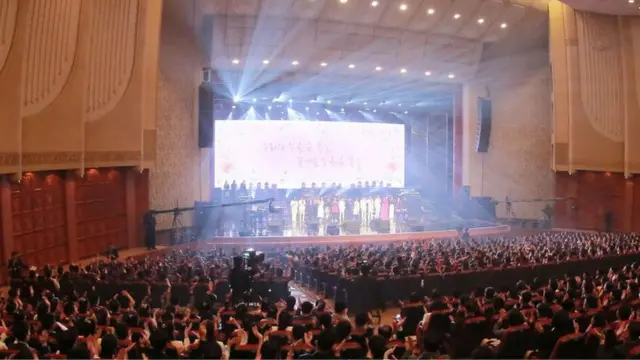 คิม จอง อึน ชมการแสดงของนักร้องจากเกาหลีใต้